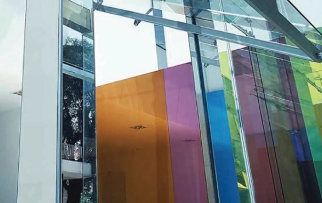 Fasada sa reklamnim folijama u boji
